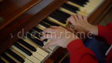 弹钢琴的年轻女子